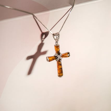 Jantarový kříž ve stříbrném přívěsku Cross