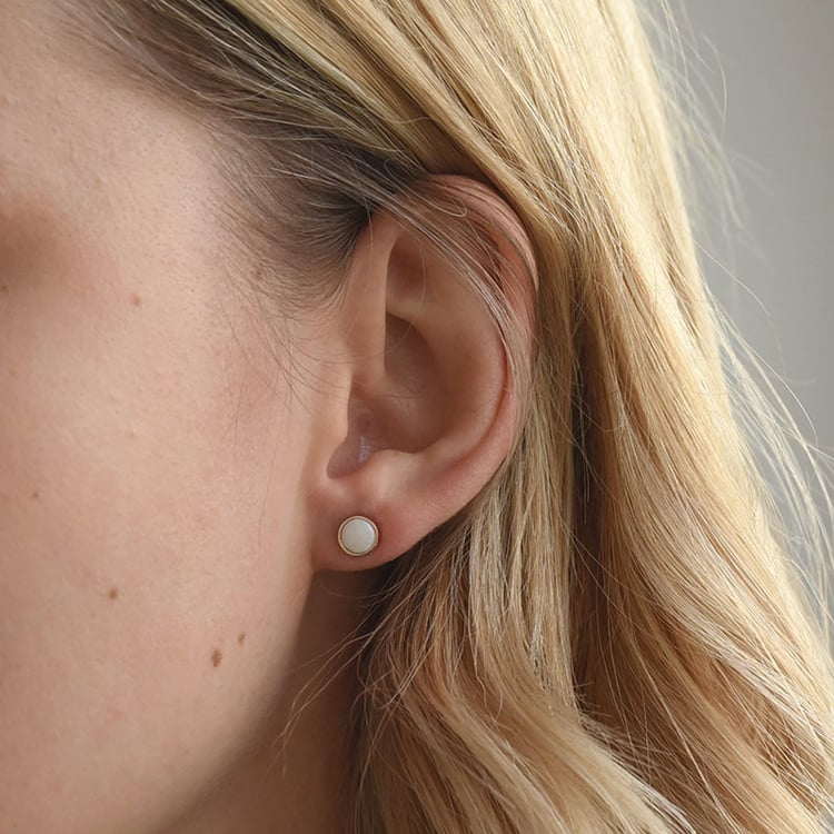 Minimalistické náušnice s bílými opály 72132