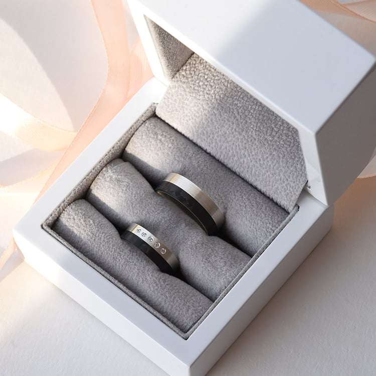 Karbonové snubní prsteny s diamanty 77690