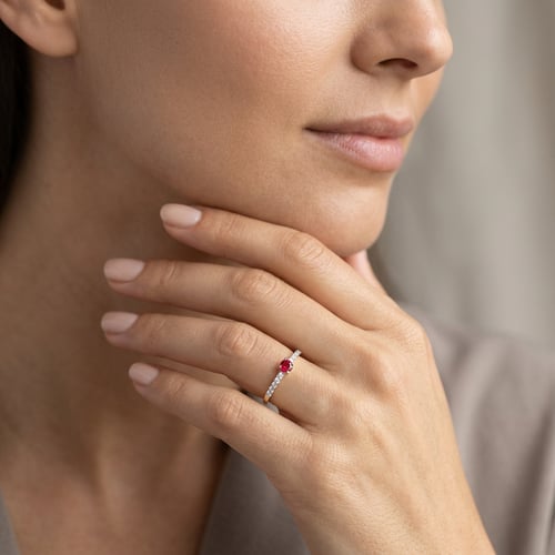 Stříbrný prsten s rubínem a postranními lab-grown diamanty Tyla