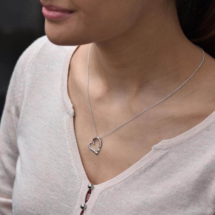 Stříbrný přívěsek srdce se smaragdy a diamantem Tanish 103579