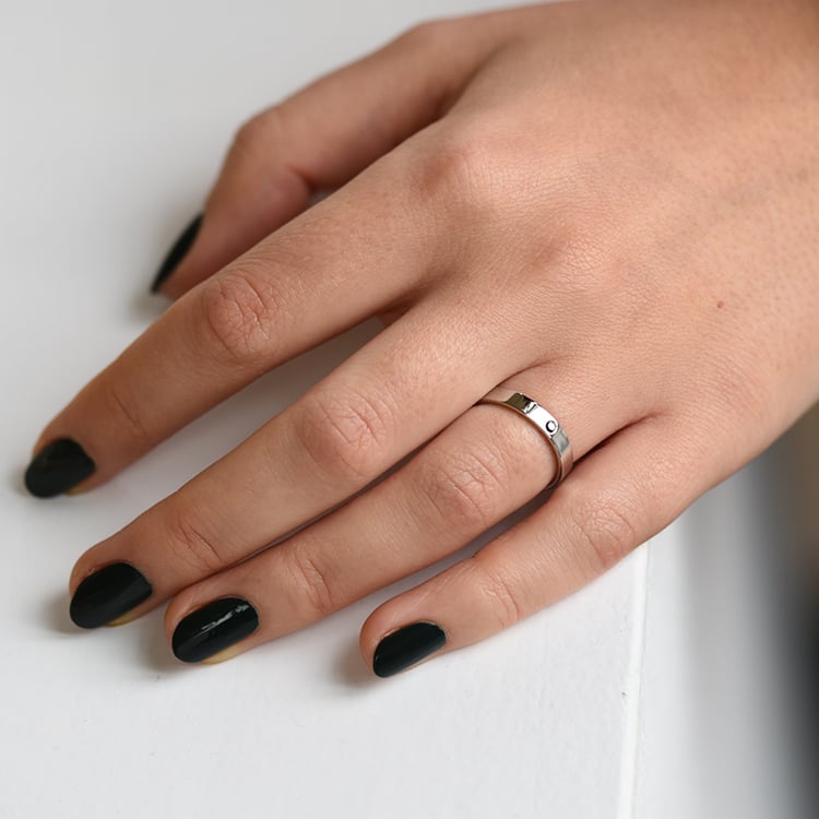 Platinový snubní prsten s černým diamantem 58226