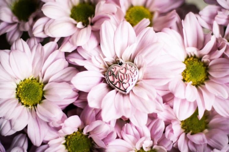 Růžový stříbrný medailonek s nápisem 6002