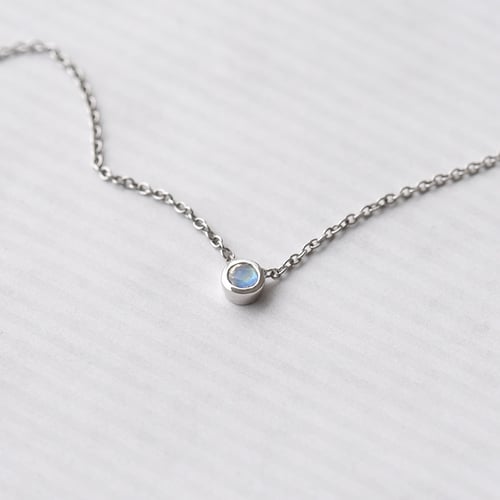 Stříbrný minimalistický náhrdelník s měsíčním kamenem Glosie
