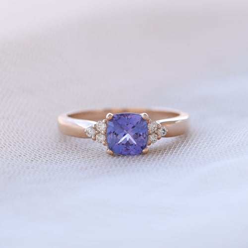 Zlatý prsten s tanzanitem a diamanty Essa