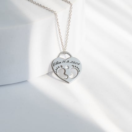 Stříbrný přívěsek dětské nožičky s diamantem a gravírem Olivia