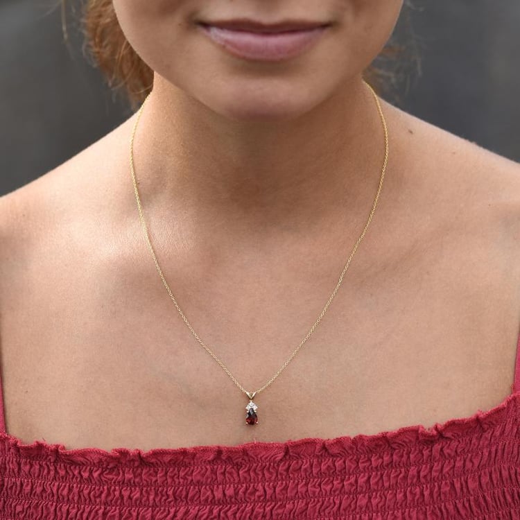 Granátová slza ve zlatém náhrdelníku s diamanty 47379