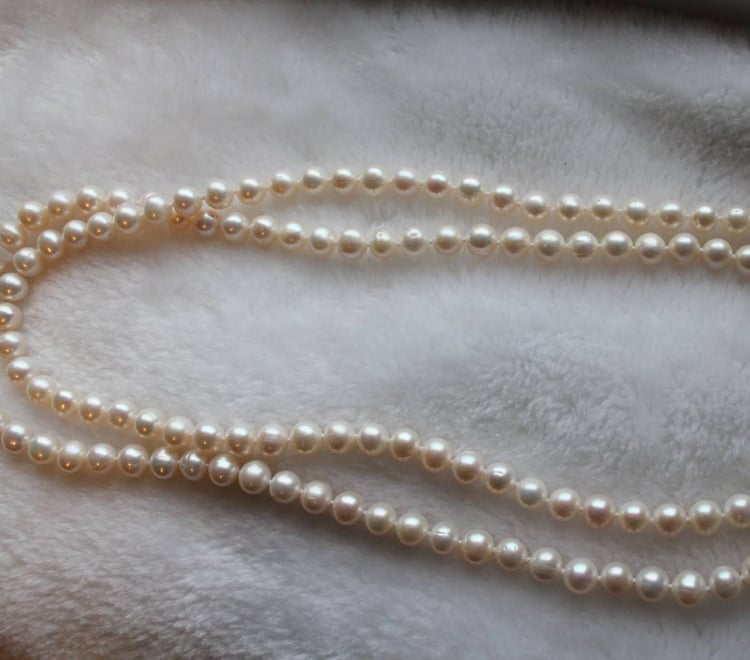 Dlouhý perlový náhrdelník