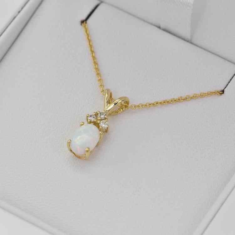 Zlatý přívěsek s bílým opálem 26871