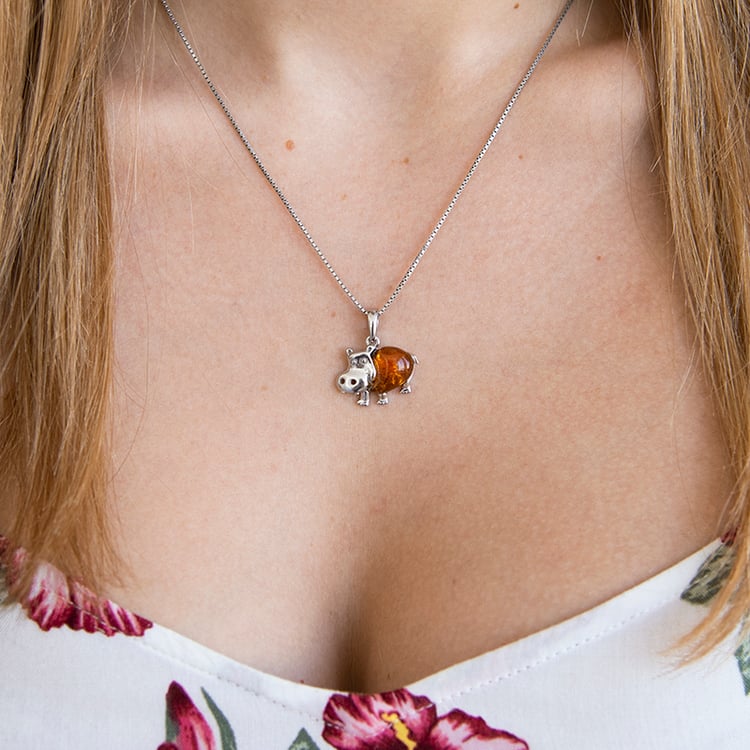 Jantarový hroch ve stříbrném přívěsku Hippo 107870