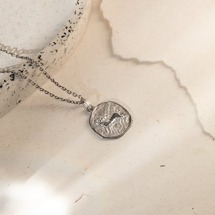 Stříbrný přívěsek se symboly znamení zvěrokruhu Beran