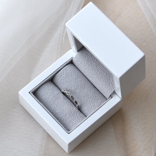 Něžný eternity prsten ze zlata s černými diamanty Talita
