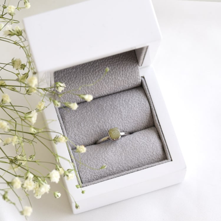 Zlatý prsten se žlutým surovým diamantem 78196