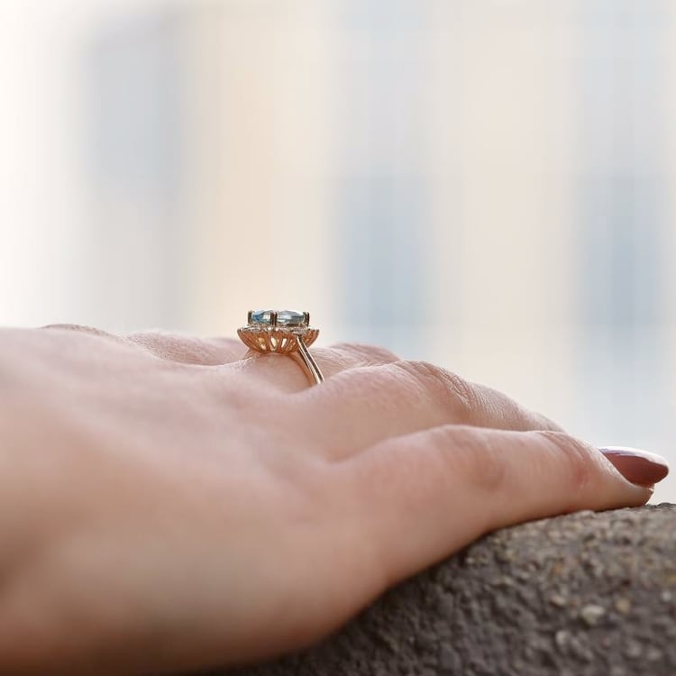 Zlatý prsten s drahokamem 106876