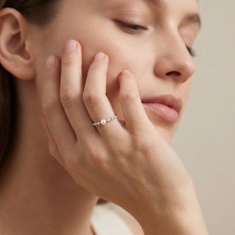 Stříbrný prsten s bílou perlou a zirkony Jaya 166413