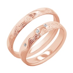 Snubní prsteny s ruční rytinou vln a diamanty Laurien
