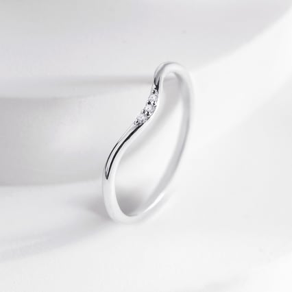 Stříbrný vykrojený prsten se třemi diamanty Cason