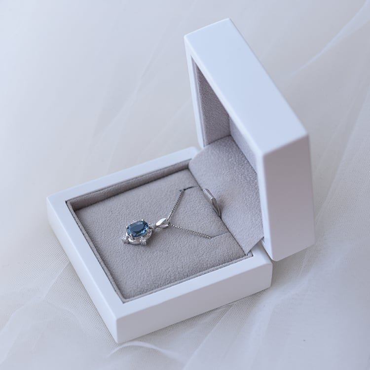 Stříbrný náhrdelník 63826