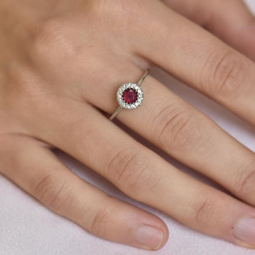 Zlatý prsten s rubínem a diamanty Tafne