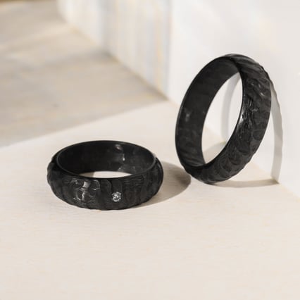 Karbonové snubní prsteny s atypickým povrchem a diamantem Mingus