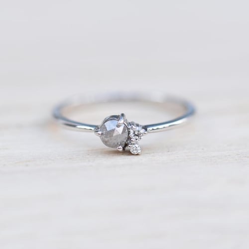 Salt and pepper diamant v něžném zlatém prstenu Marine
