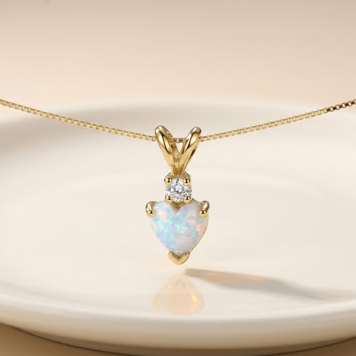 Zlatý přívěsek s bílým opálovým srdcem a lab-grown diamantem Dorevie