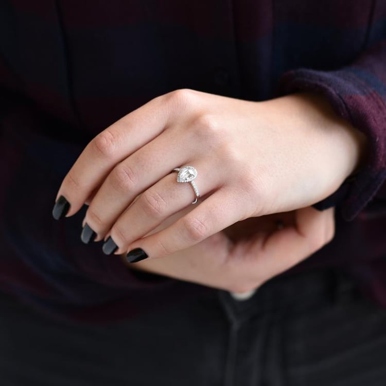 Zásnubní prsten s centrálním pear moissanitem a postranními diamanty 40297