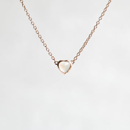 Náhrdelník s měsíčním kamenem ve tvaru srdíčka Davila