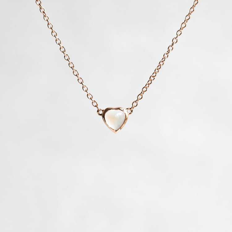 Náhrdelník s měsíčním kamenem ve tvaru srdíčka Davila 144872