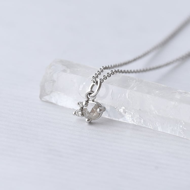 Náhrdelník se salt and pepper diamantem 69204