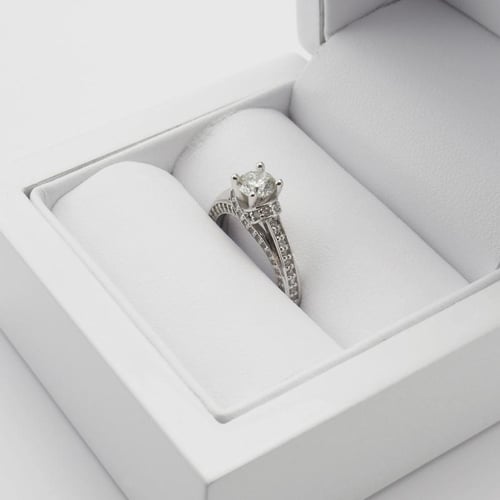 Luxusní zásnubní prsten s diamanty Jiezel