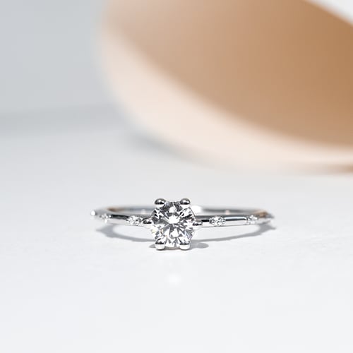 Něžný zásnubní prsten s lab-grown diamanty Akadie