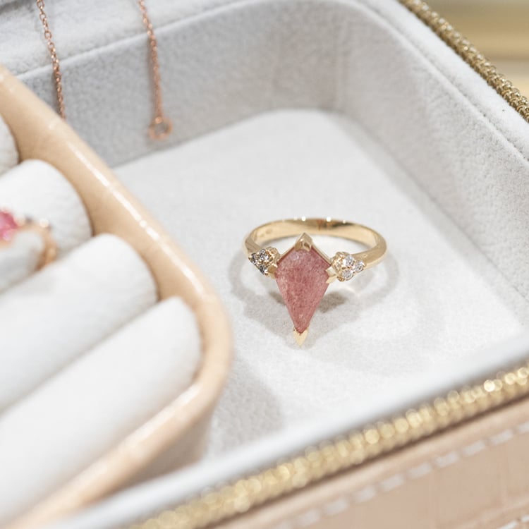 Jedinečný prsten s jahodovým achátem Kettil 119353