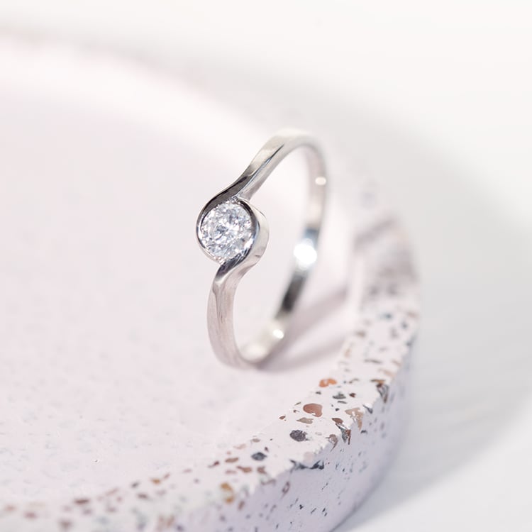 Zásnubní prsten s diamantem Girija 125555