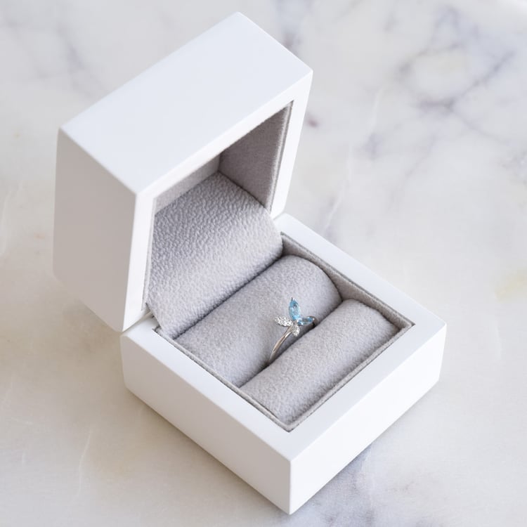 Zlatý prsten s motýlkem z diamantů a topazů 86643