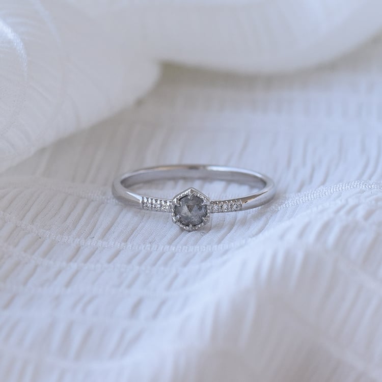 Prsten s jedinečným salt and pepper diamanetm 68073