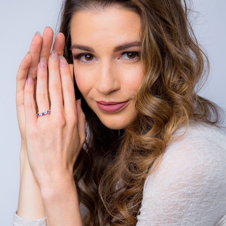 Stříbrný eternity prsten s ametysty a zirkony 31424