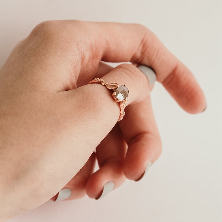 Prsten se salt and pepper diamantem a ručně rytými lístky Dakota 120286