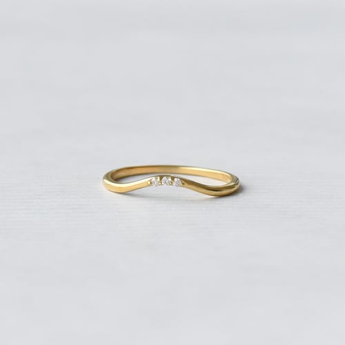 Minimalistický vykrojený prsten se třemi diamanty Cason