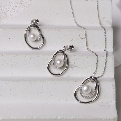 Kolekce stříbrných šperků s perlami a bílými topazy Maral