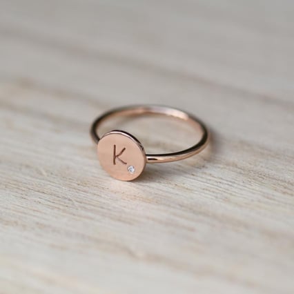 Zlatý prsten s diamantem a gravírem písmene Narik