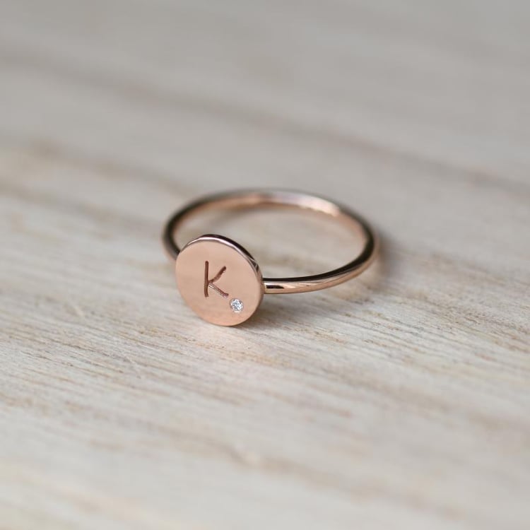 Zlatý prsten s gravírem písmene 48542