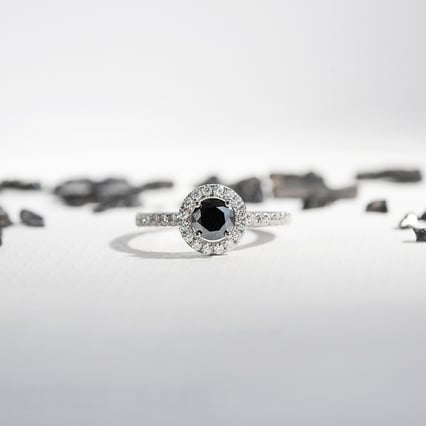 Halo prsten s černým moissanitem a lab-grown diamanty Kerau