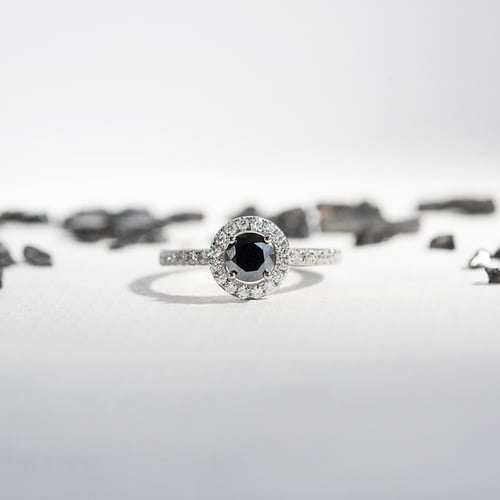 Halo prsten s černým moissanitem a lab-grown diamanty Kerau