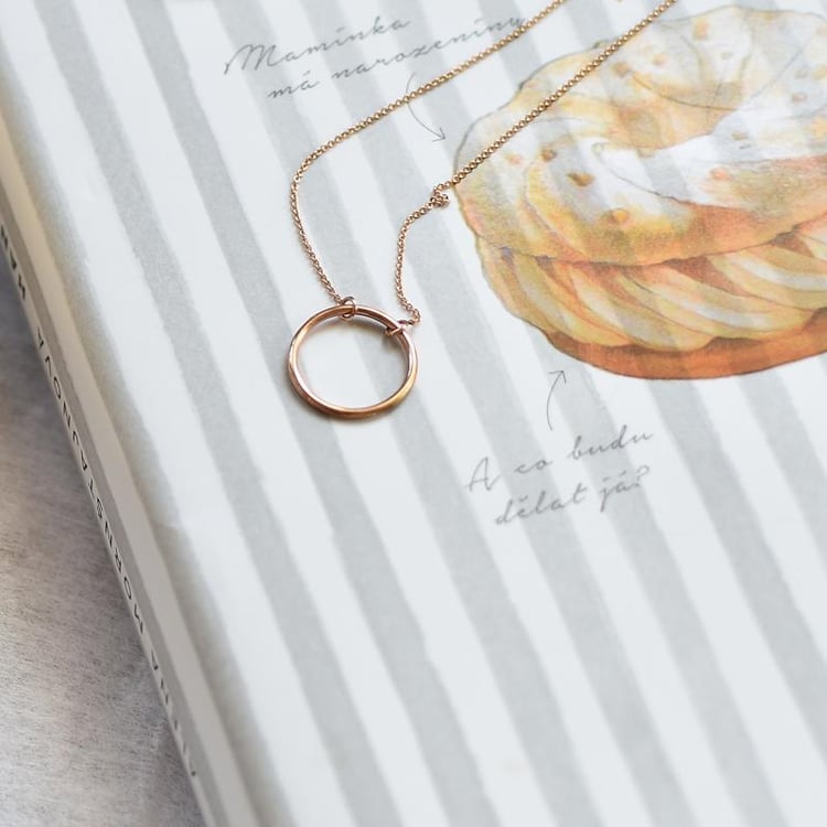 Stříbrný náhrdelník minimalistického tvaru Karma 103620