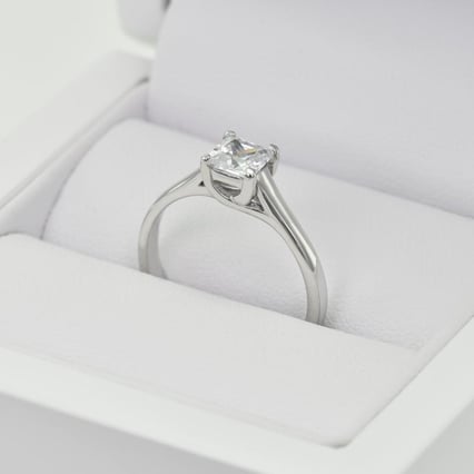 Zlatý zásnubní prsten s čtvercovým diamantem Tamalika