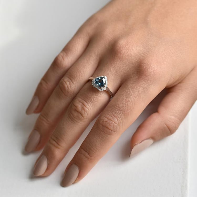 Zlatý zásnubní prsten s topazem 9160