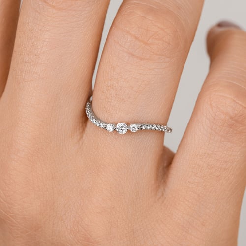 Zvlněný stříbrný prsten s diamanty Mikael