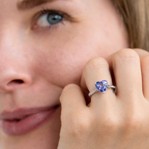 Zásnubní prsten s tanzanitem a diamanty Danine
