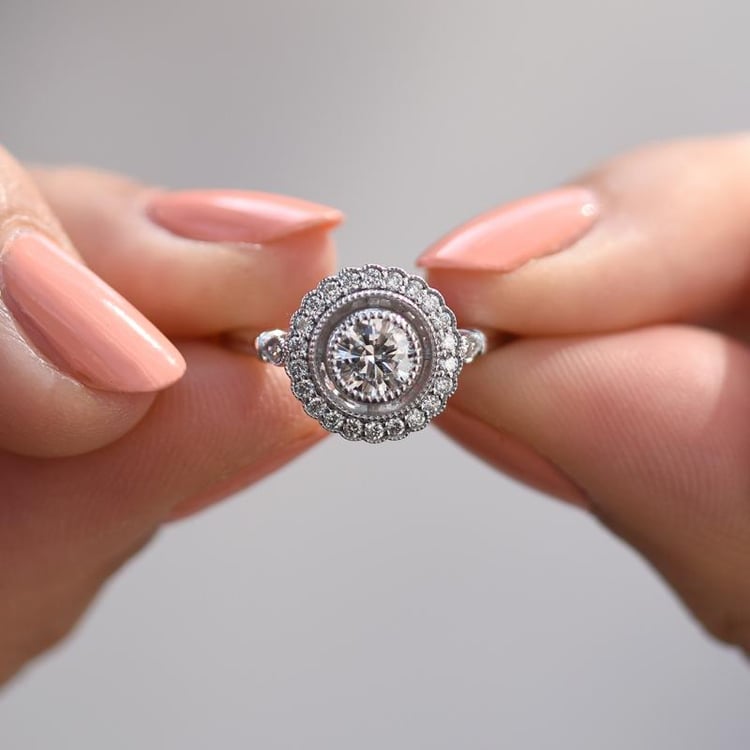 Prsten s moissanitem v halo stylu 47845